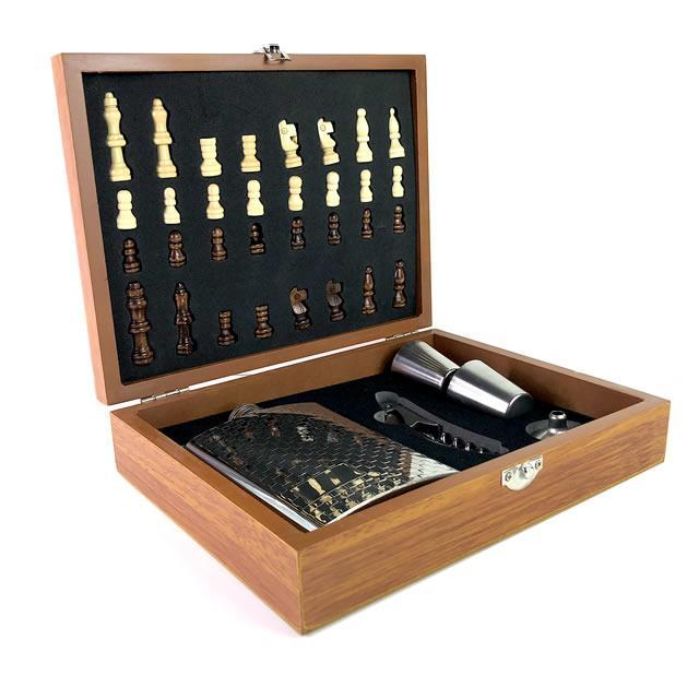 Šachy a placatka s panáky v dřevěné kazetě