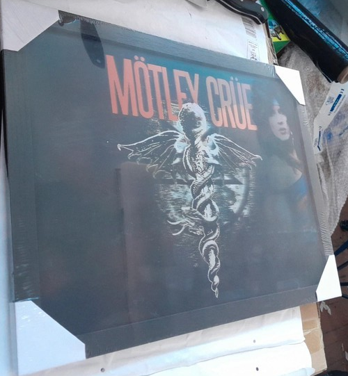 Kombinace 3D obrazů Kiss a motley Crue